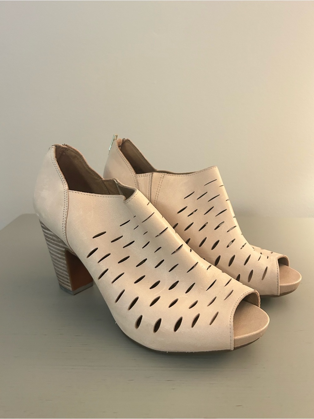 Clarks Beige Peep Toe Cutout Block Heel Booties Size 10
